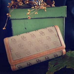 Dooney & Bourke ladies wallet